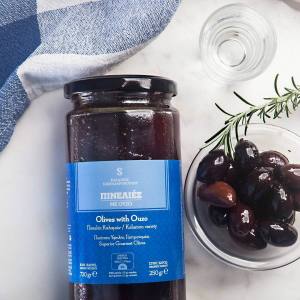 Η Ελλάδα σε ένα… βάζο με ελιές και ούζο